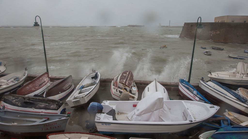 Un tornado destroza terrazas, negocios y barcos del Puerto de Santa María, en Cádiz