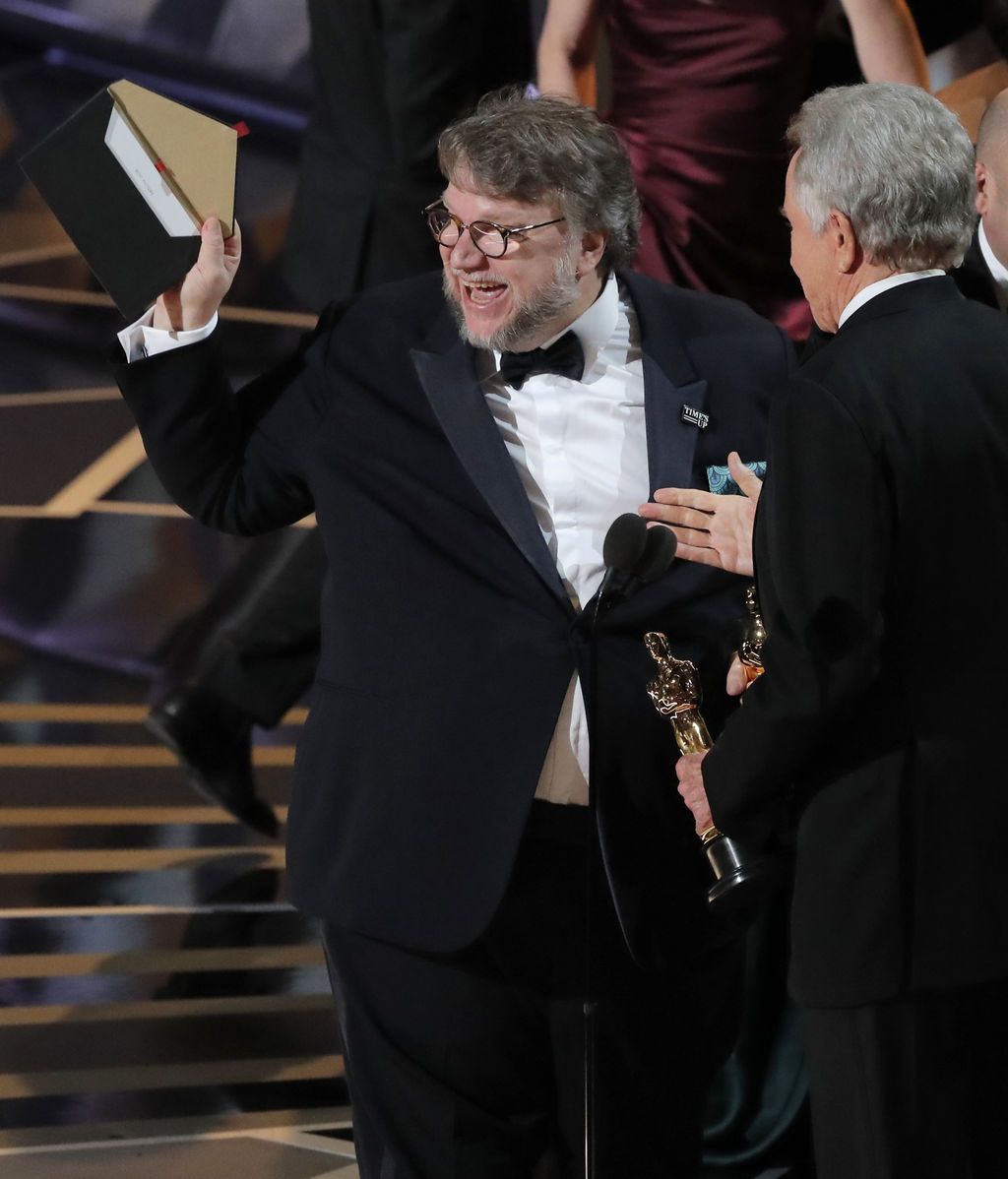 Guillermo del Toro recoge el cuarto y último Oscar de la noche para 'La forma del agua', en esta ocasión, a la mejor pelíucla