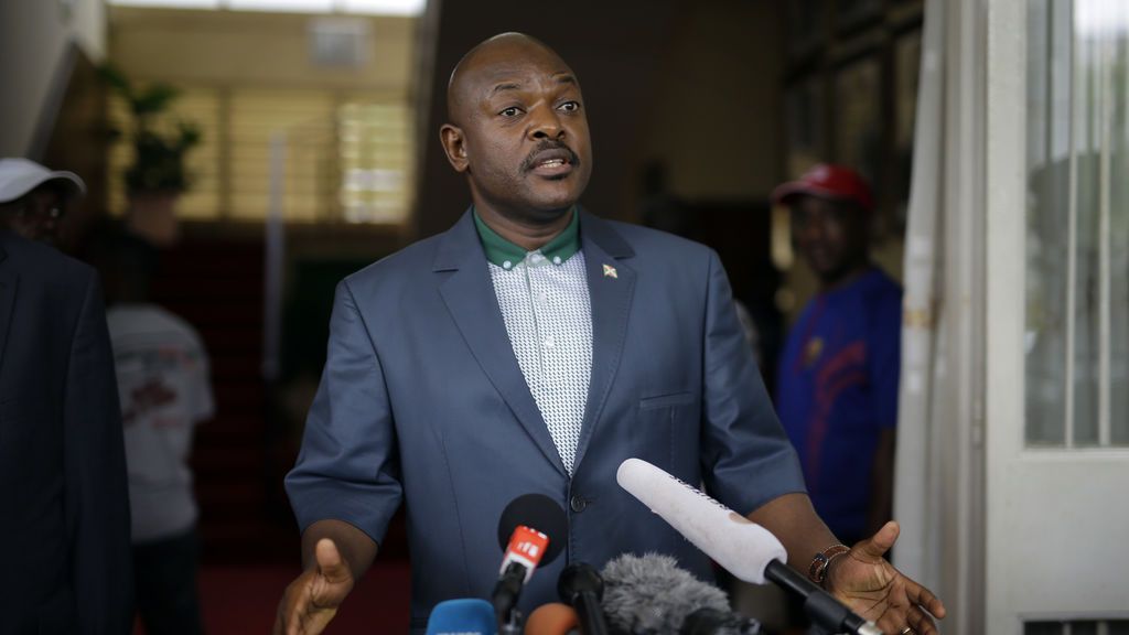 El presidente de Burundi juega un partido amistoso y... manda a a la cárcel a dos entrenadores por "marcarle fuerte"