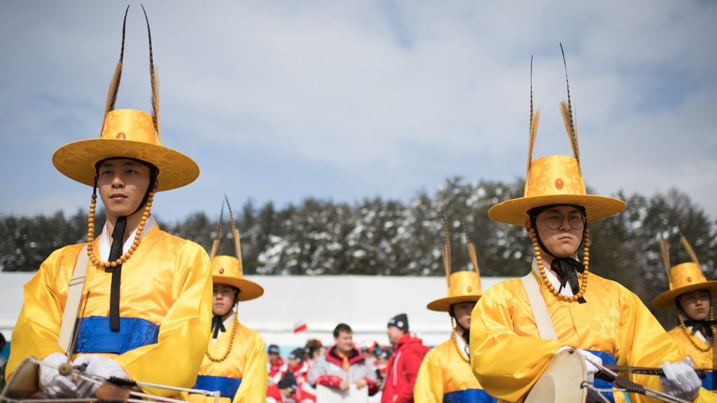 Músicos coreanos durante la ceremonia de bienvenida del equipo de Polonia para los Juegos Paralímpicos de Invierno, en PyeongChang, Corea del Sur
