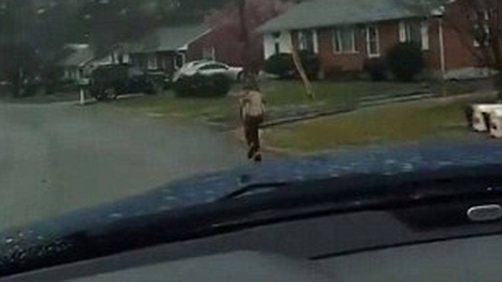 Obliga a su hijo a correr bajo la lluvia por hacer bullying a sus compañeros