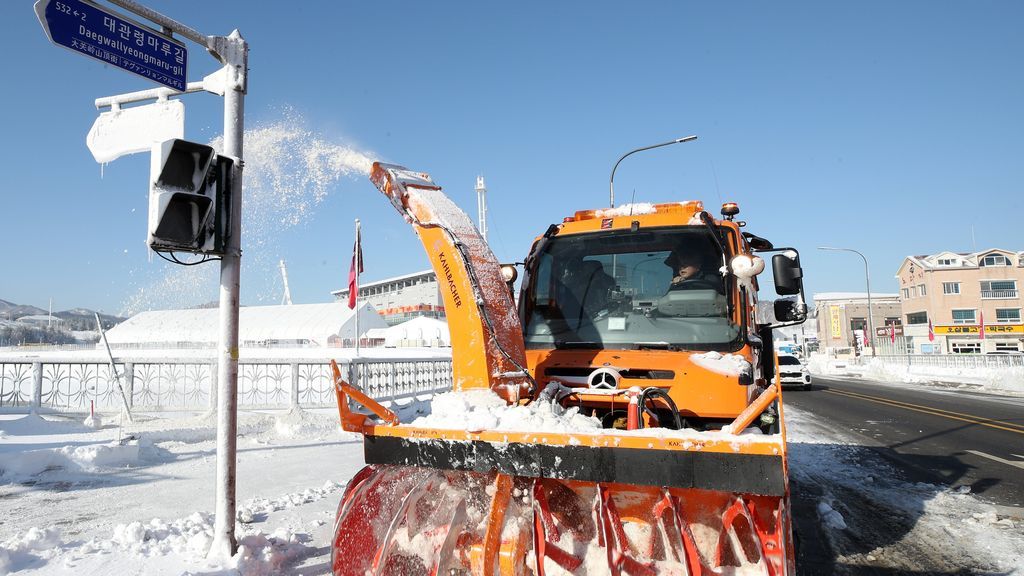 Un quitanieves limpia una calle cerca del estadio principal de los Juegos Paralímpicos de Invierno 2018 en Pieonchang, Corea del Sur