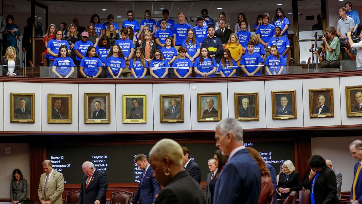 El Senado de Florida eleva a 21 la edad mínima para comprar rifles y limita la ley para armar a profesores