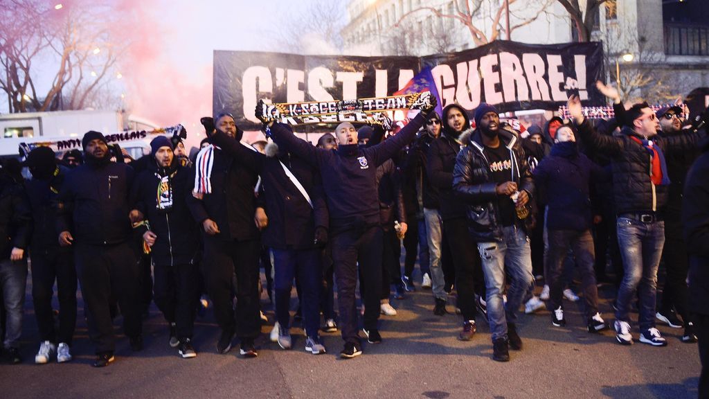 Tambores, bengalas, cohetes… los ultras del PSG la arman en el hotel del Real Madrid en París