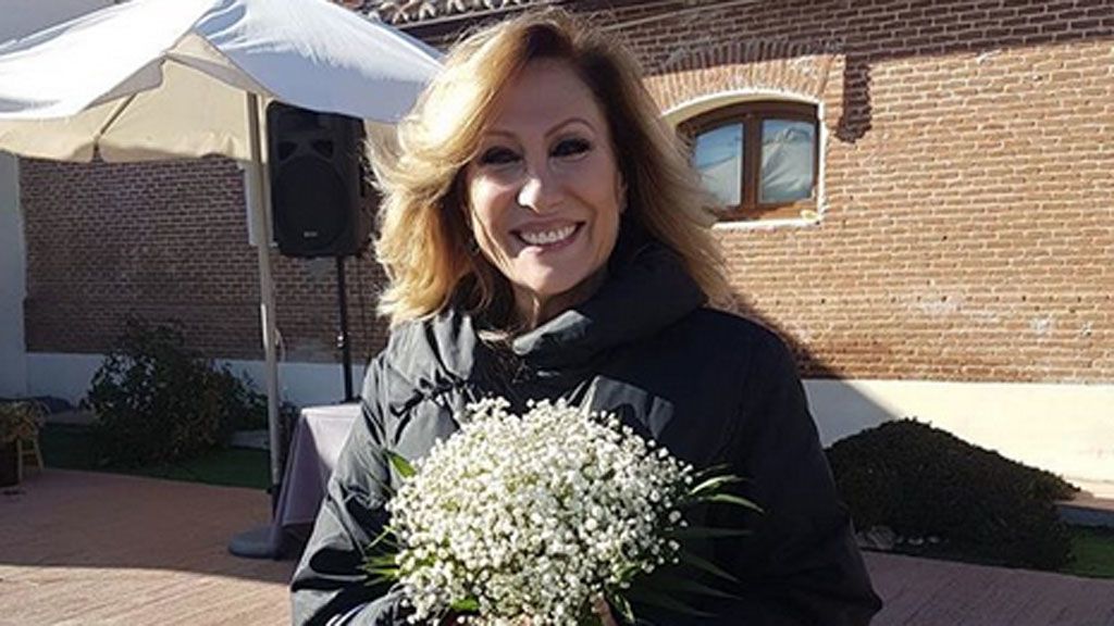Luciendo melena morena y jovencísima: Rosa Benito dedica una foto a su hermana