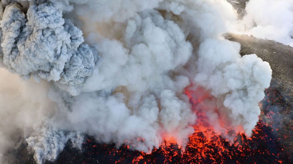 Una vista aérea muestra el pico de Shinmoedake en erupción entre Miyazaki y Kagoshima, al suroeste de Japón