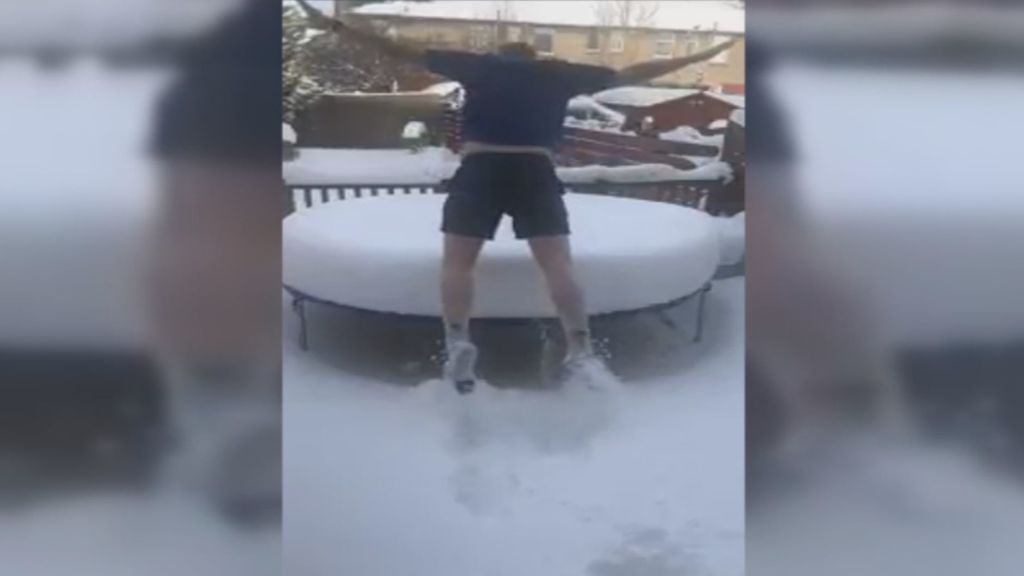 ¿Podrías resistirte a tirarte sobre esta cama elástica cubierta de nieve?