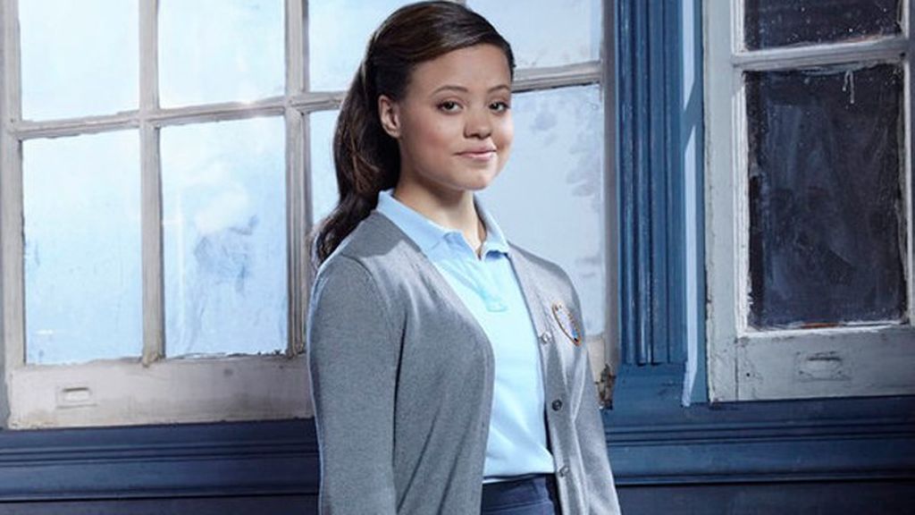 Sarah Jeffery es la 'hija' de Jennifer López en 'Shades of blue'.