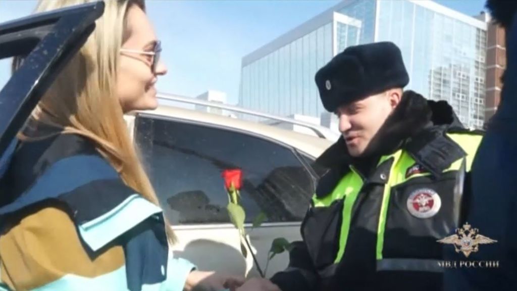 Los policías rusos celebran el Día de la Mujer entregando flores