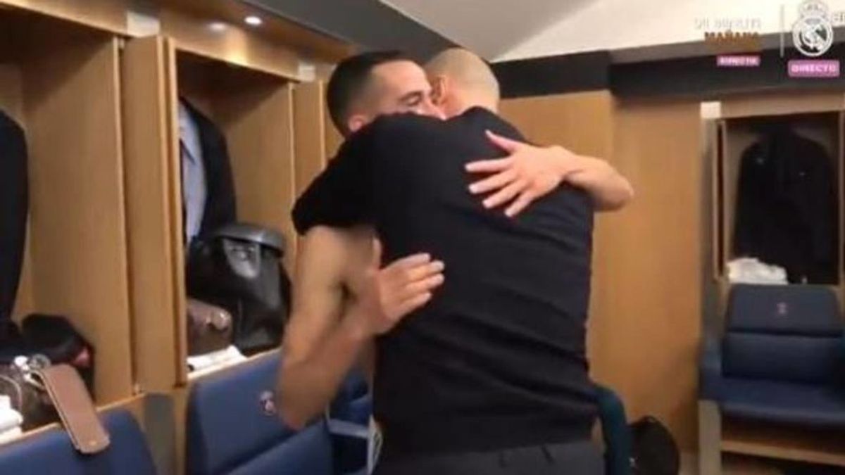 El emotivo abrazo entre Lucas Vázquez y Zidane en el vestuario tras el pase del Madrid ante el PSG El emotivo abrazo entre Lucas Vázquez y Zidane en el vestuario tras el pase del Madrid ante el PSG
