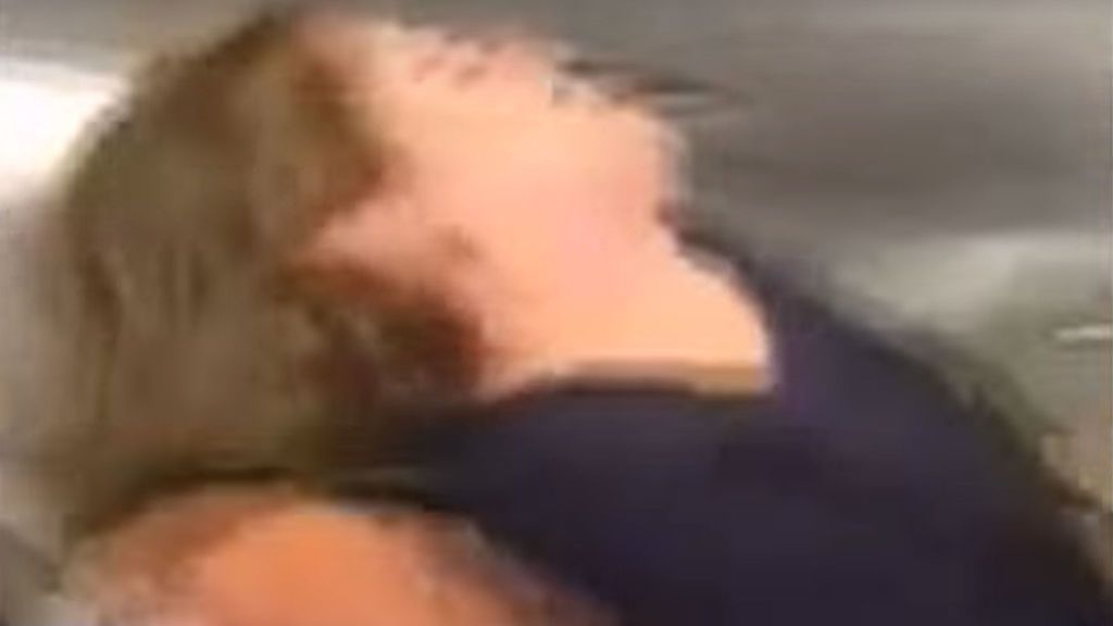 Una mujer siembra el pánico al tratar de abrir la puerta de emergencias de un avión al grito de "Soy Dios"