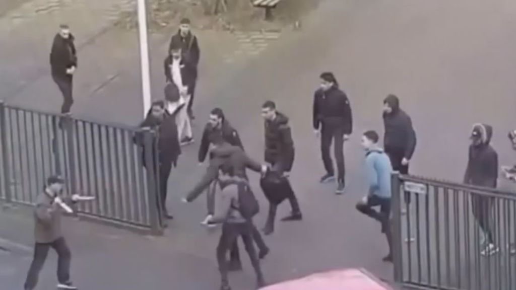 Alumnos de un instituto holandés expulsan a mochilazos a un hombre armado con dos cuchillos