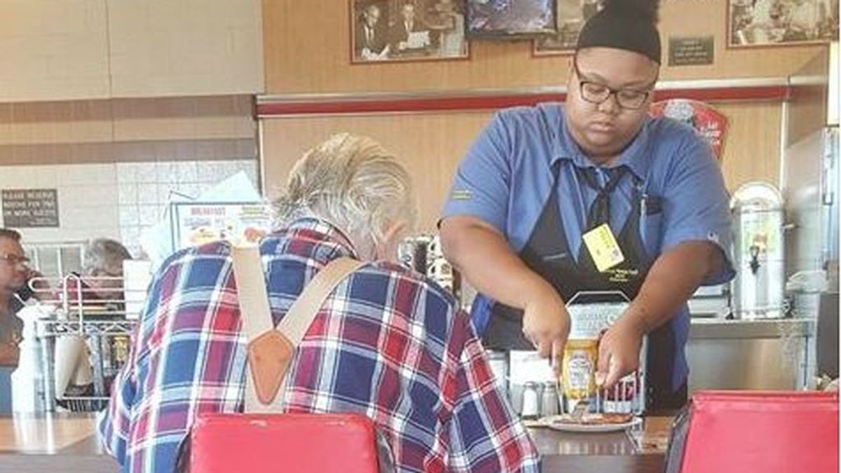 Una camarera de 18 años, "ciudadana ejemplar" al ayudar a un anciano con su comida