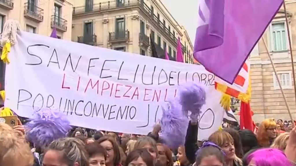 Un centenar de mujeres cortan la Gran Vía de Barcelona
