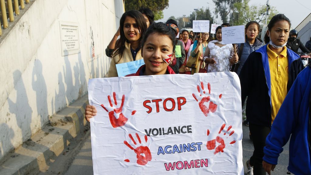 Mujeres nepalesas sostienen pancartas y globos durante una manifestación para conmemorar el Día Internacional de la Mujer en Katmandú