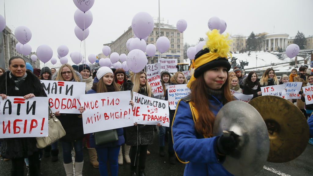 En Kiev, Ucrania, las mujeres reclaman la igualdad  y se manifiestan contra la violencia de género