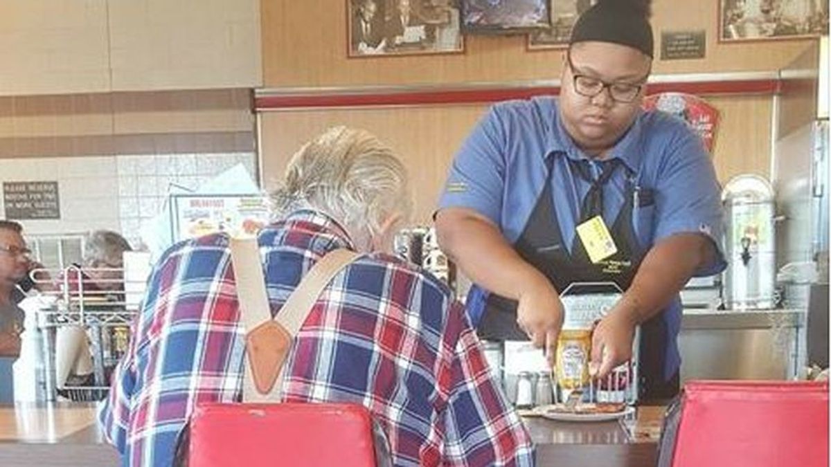 Una camarera de 18 años, "ciudadana ejemplar" al ayudar a un anciano con su comida