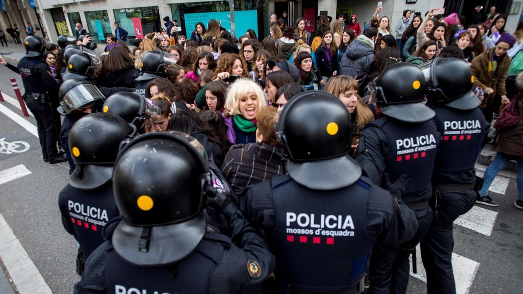 Un grupo de mujeres corta la Gran Via en Barcelona durante la huelga feminista