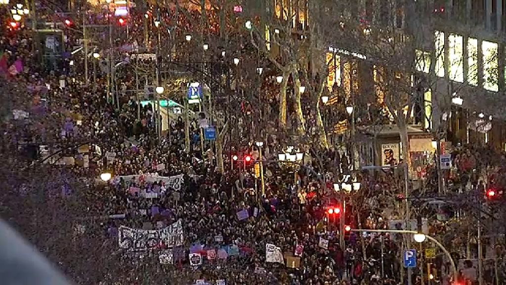 La marea feminista llena las calles de Barcelona