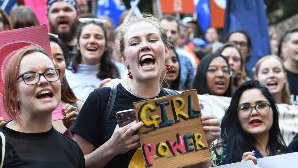 Jóvenes australianas en la manifestación organizada en Melbourne para conmemorar el Día Internacional de la Mujer