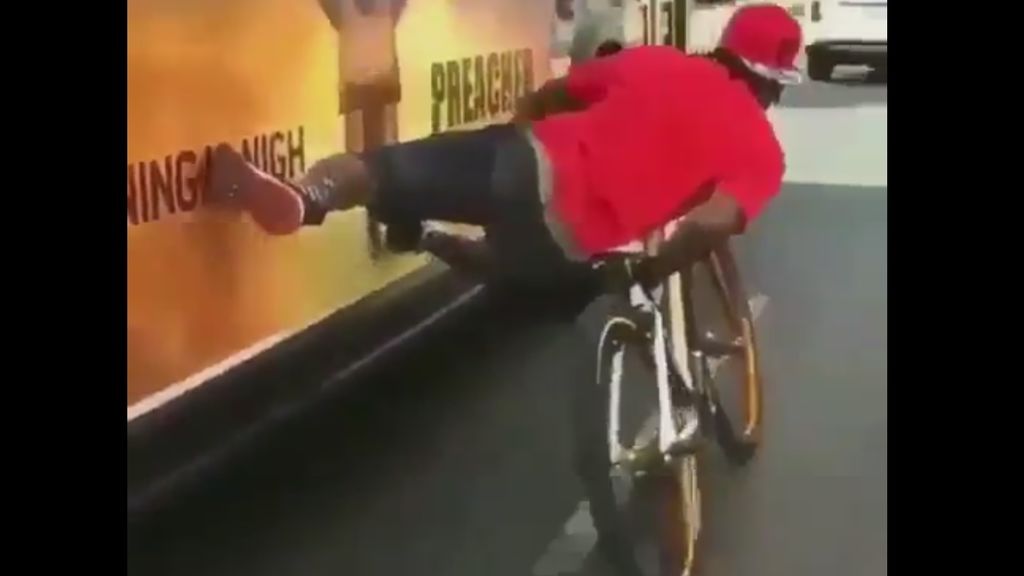 La peligrosas peripecias de un joven manejando su bicicleta