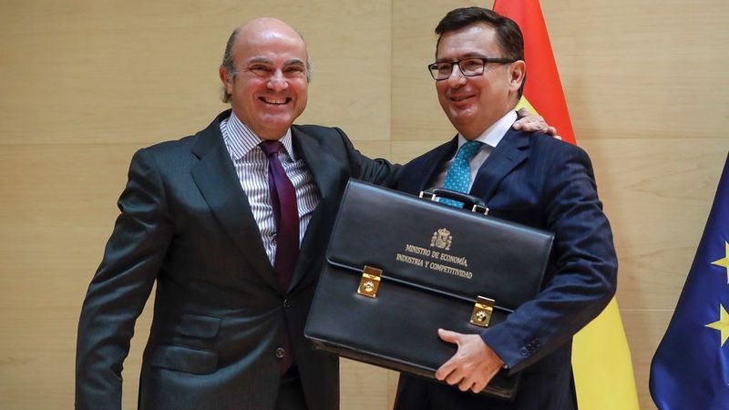 Luis de Guindos da el relevo al nuevo ministro de Economía, Román Escolano