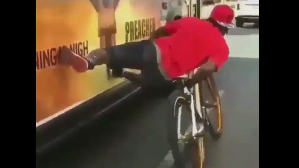 La peligrosas peripecias de un joven manejando su bicicleta