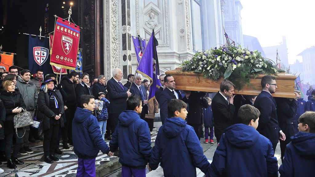 Último adiós a Davide Astori en un sentido y multitudinario funeral en Florencia