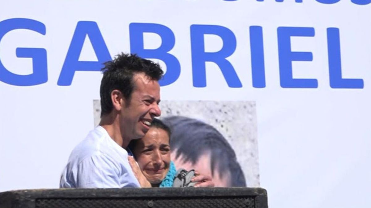 Los padres de Gabriel reciben emocionados el apoyo de sus vecinos en una concentración en Almería