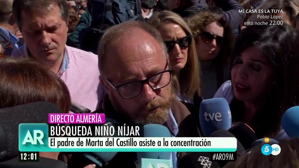 Antonio del Castillo arropa a los padres de Gabriel durante la concentración en Almería