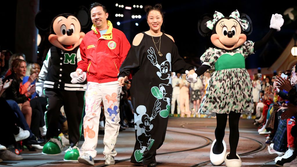 Mickey Mouse cumple 90 años y lo celebra con su propio desfile de alta costura