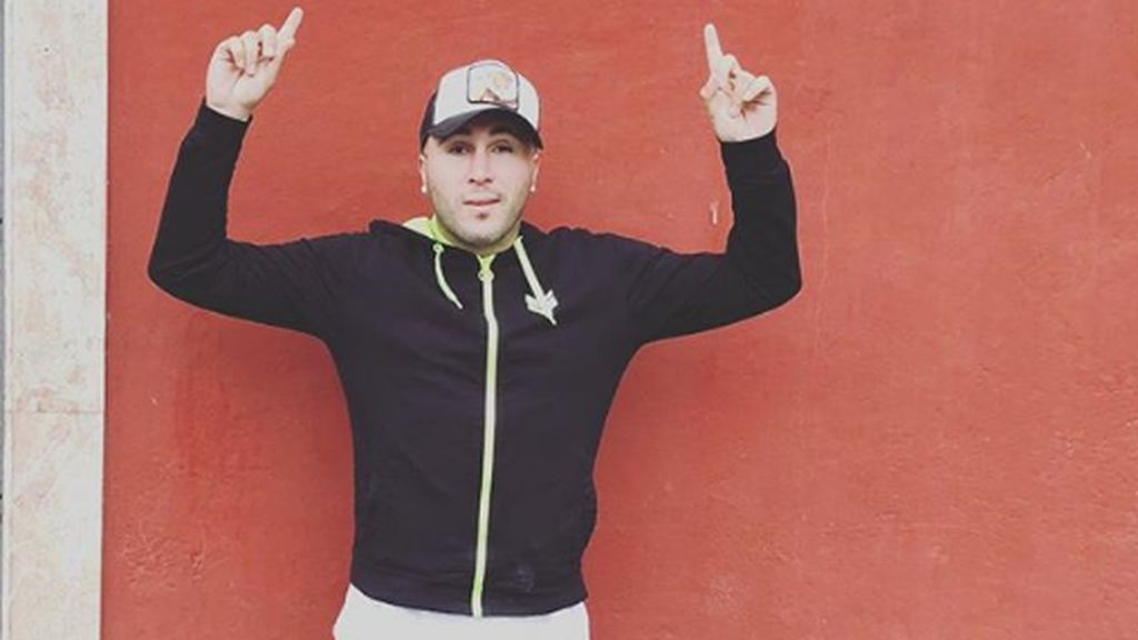 Kiko Rivera, emocionado, posa junto a la casa dónde nació su madre Kiko Rivera, emocionado, posa junto a la casa dónde nació su madre