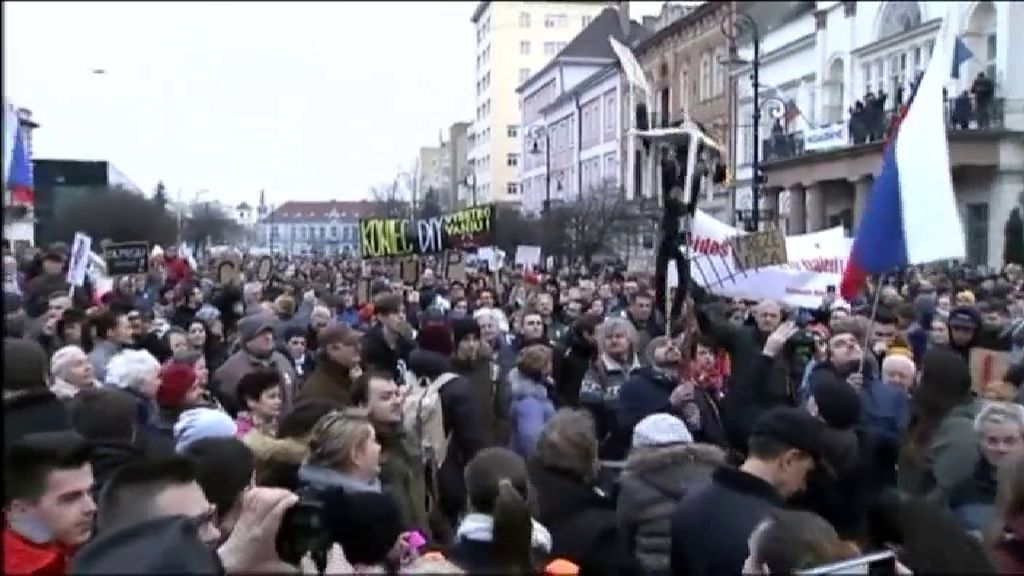 Protesta multitudinaria en Eslovaquia contra la corrupción y el crimen organizado
