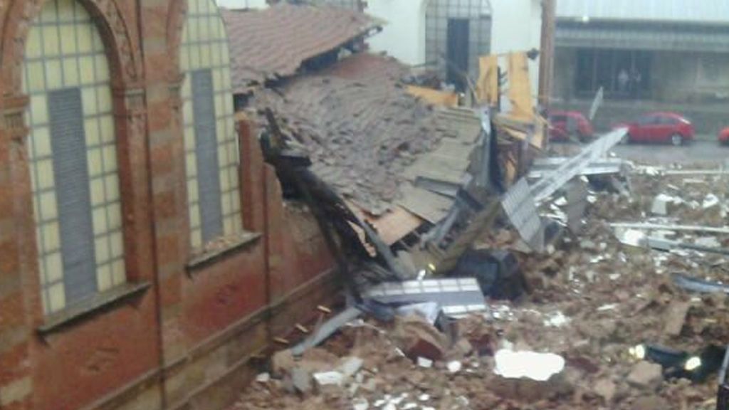 Un herido tras derrumbarse el tejado del mercado de abastos de Linares