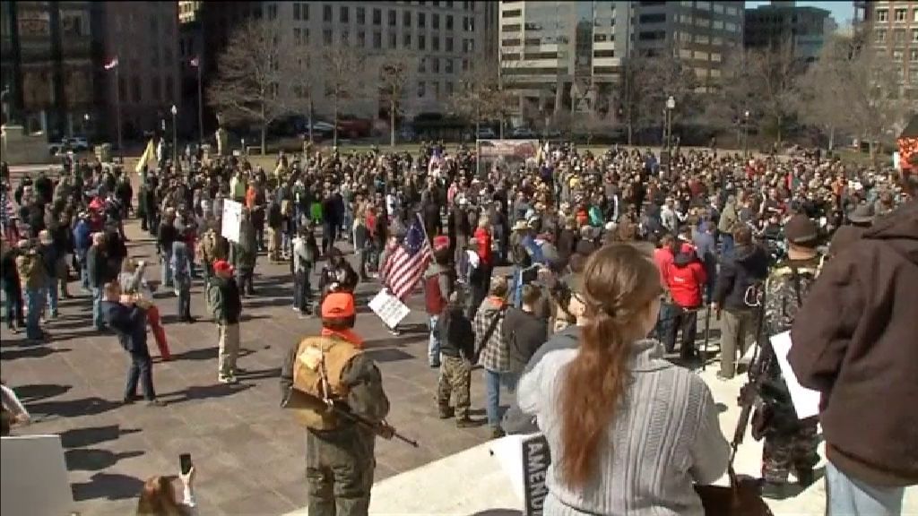Decenas de manifestantes defienden en Columbus el uso de armas