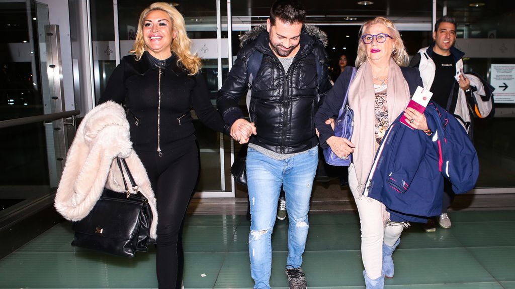 La peluquera Raquel Mosquera se ha embarcado en esta aventura para demostrar a todo el mundo lo que ella vale. Desde la isla, echará mucho de menos a su marido Isi y a sus dos hijos: Raquel y Romeo.