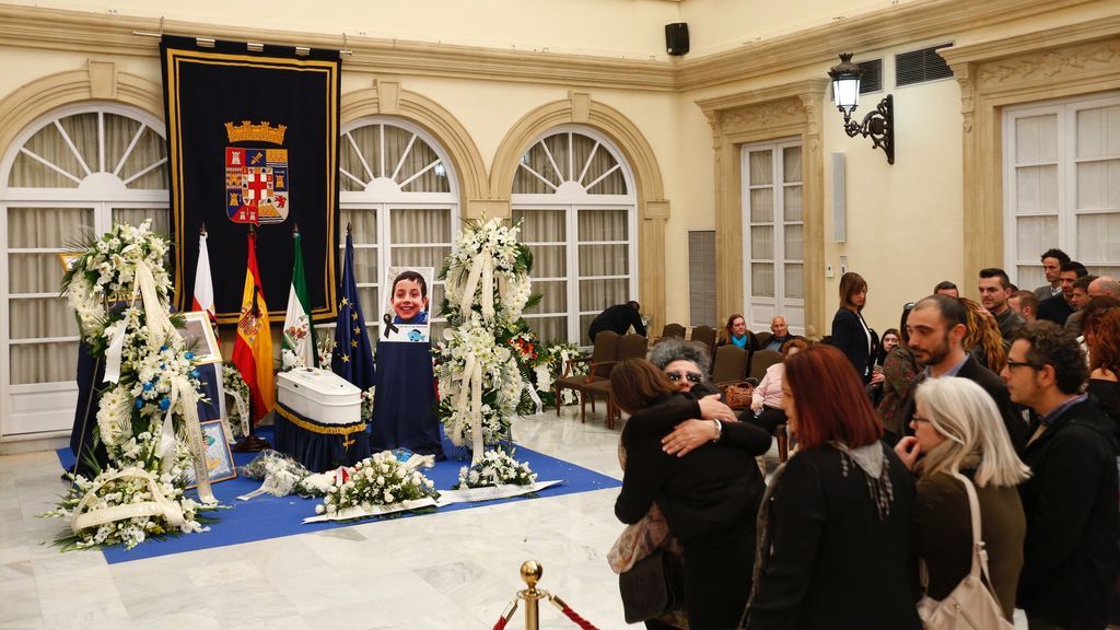 Cientos de personas despiden al pequeño Gabriel en la capilla ardiente