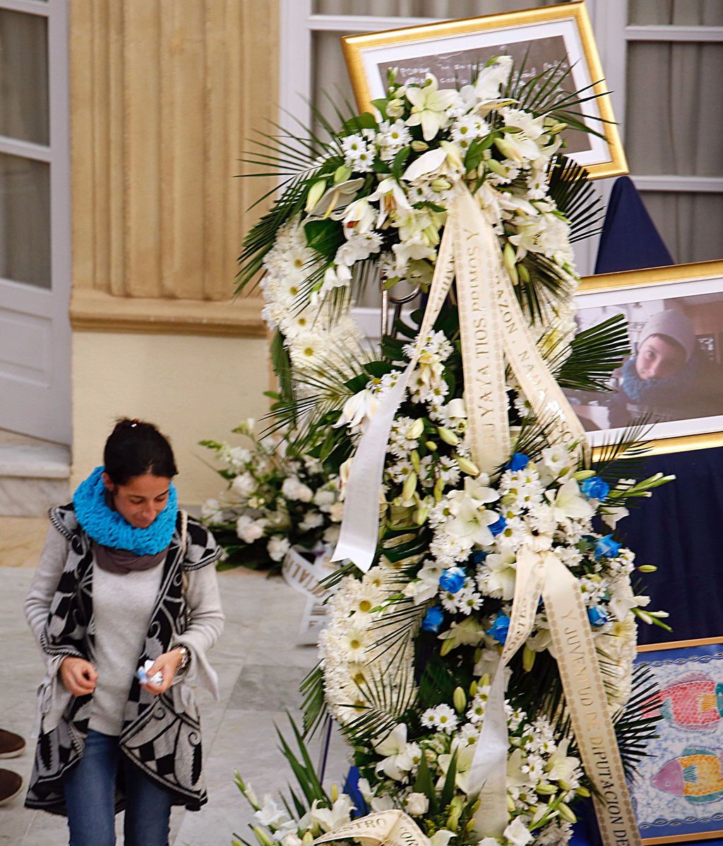 Patricia despide a Gabriel en la capilla ardiente