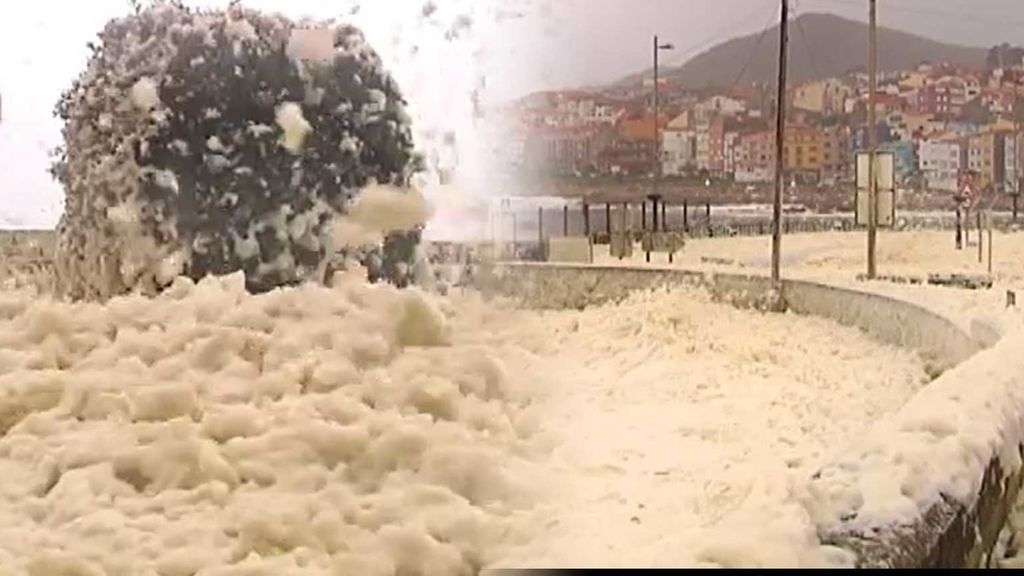 Félix trae un mar de espuma que cubre el paseo marítimo de la localidad pontevedresa de A Guarda