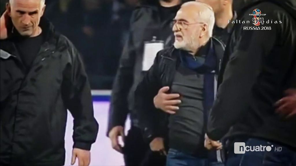 Así evitaron sus guardaespaldas que el presidente del PAOK sacara la pistola en el terreno de juego