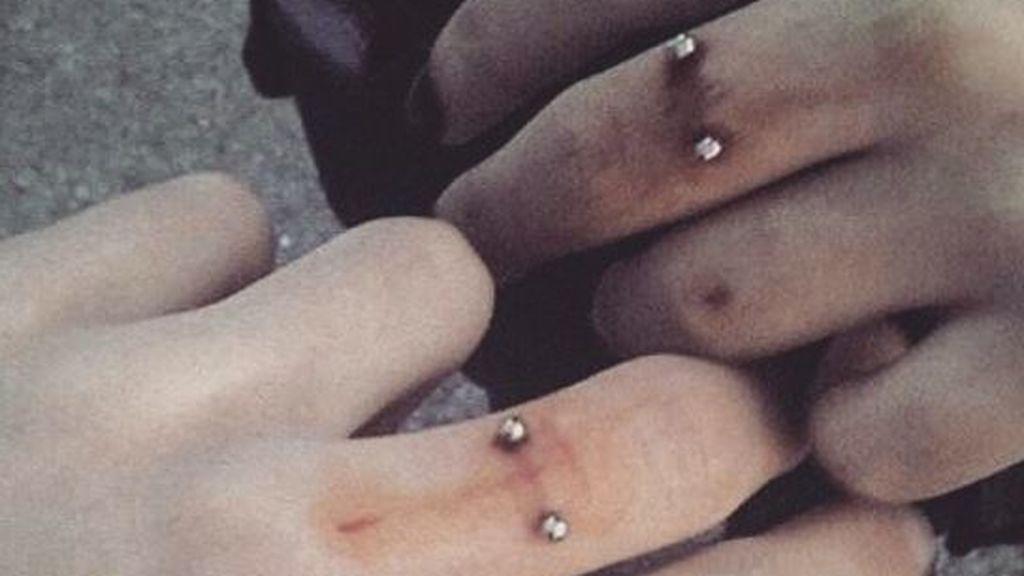 Una nueva tendencia entre los prometidos cambia alianzas por piercings