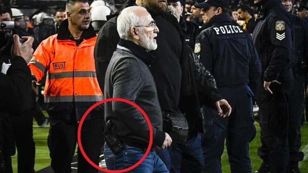 Suspenden el partido del PAOK y el presidente salta al campo armado con una pistola