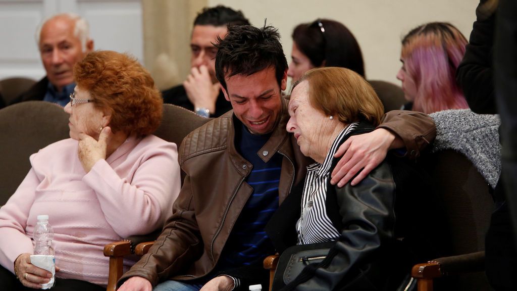 El dolor de Ángel, el padre de Gabriel, en la capilla ardiente