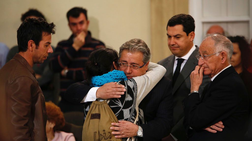 Juan Ignacio Zoido consuela a la madre de Gabriel, Patricia Ramirez