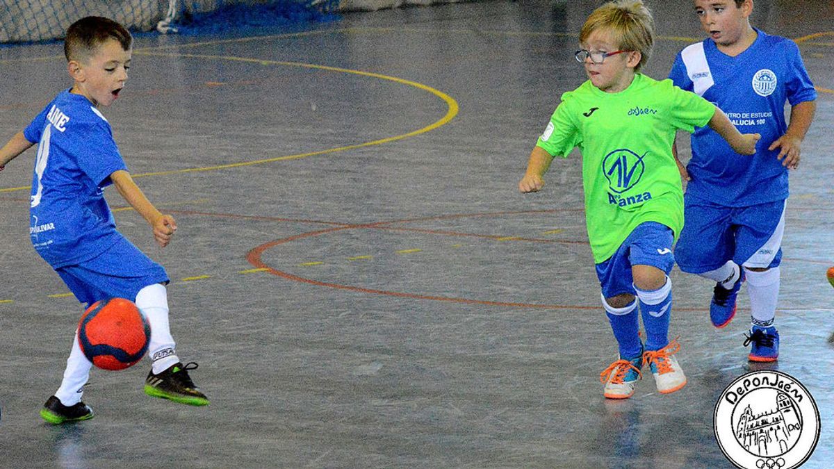 Dos niños de siete años se ofrecen a jugar con el equipo contrario para que el partido se pueda disputar