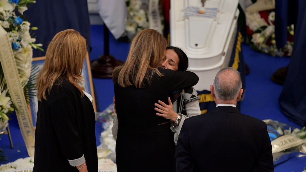 Susana Díaz se funde en un abrazo con la madre de Gabriel, Patricia Ramirez