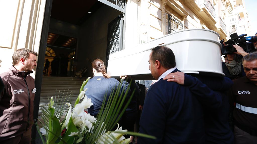 El féretro de Gabriel llega a la Diputación de Almería