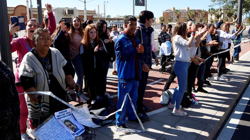 Gritos de “asesina” a Ana Julia ante la comandancia de la Guardia Civil de Almería