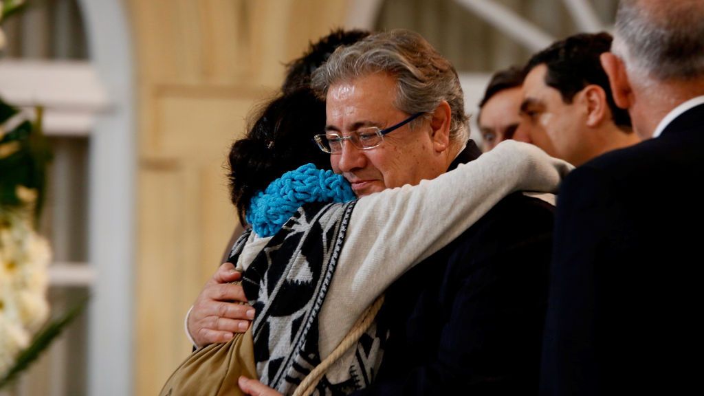 Zoido consuela a los padres de Gabriel en la capilla ardiente