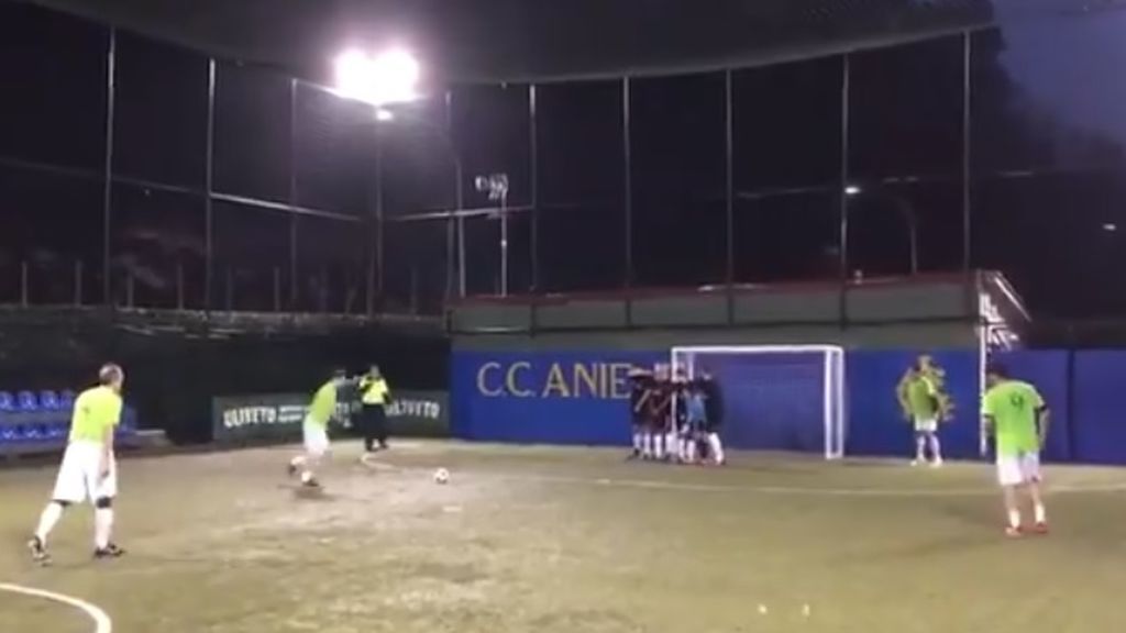 La calidad nunca se pierde: el 'golazo' de Totti en un partido de exhibición